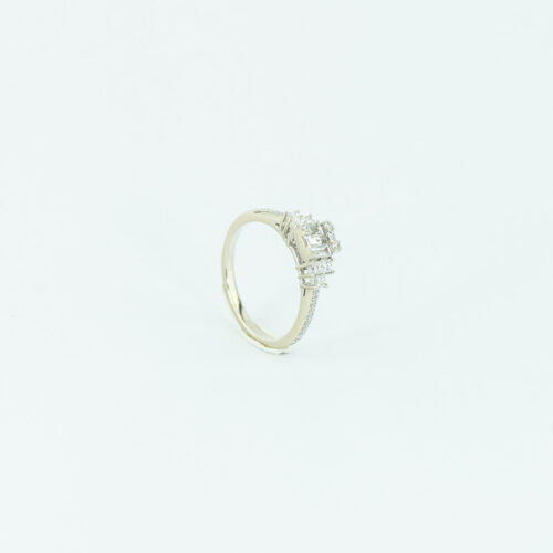 Bague en Or Blanc 18 Carats avec Diamants Ronds, Baguettes et Taille Princesse